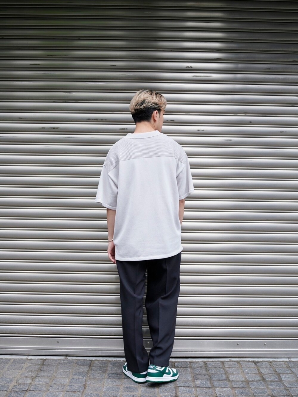 グレー系のポロシャツを着用したメンズの夏コーディネートの3枚目の写真