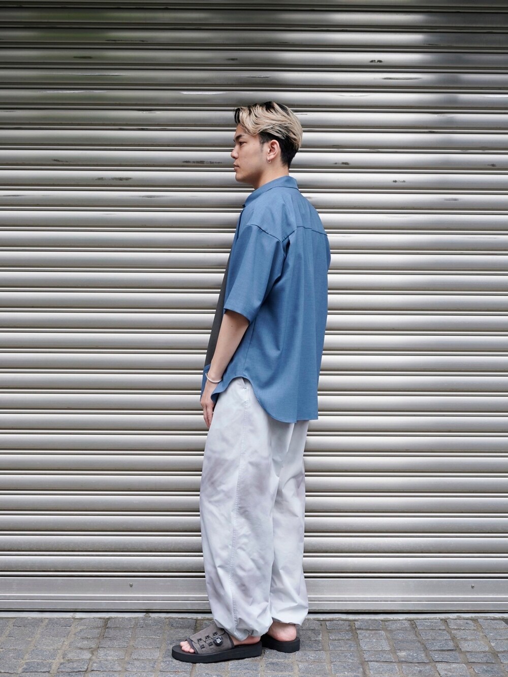 ブルー系のシャツ/ブラウスを着用したメンズの夏コーディネートの2枚目の写真