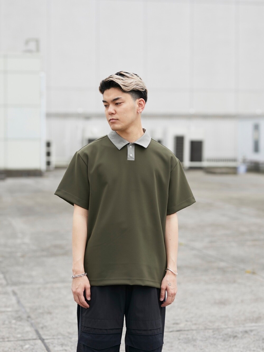 グレー系のポロシャツを着用したメンズの春コーディネートの4枚目の写真