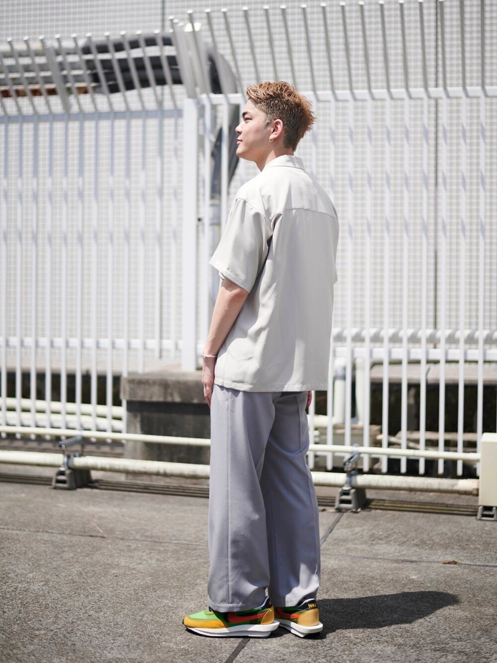 グレー系のテーラードジャケットを着用したメンズの夏コーディネートの2枚目の写真