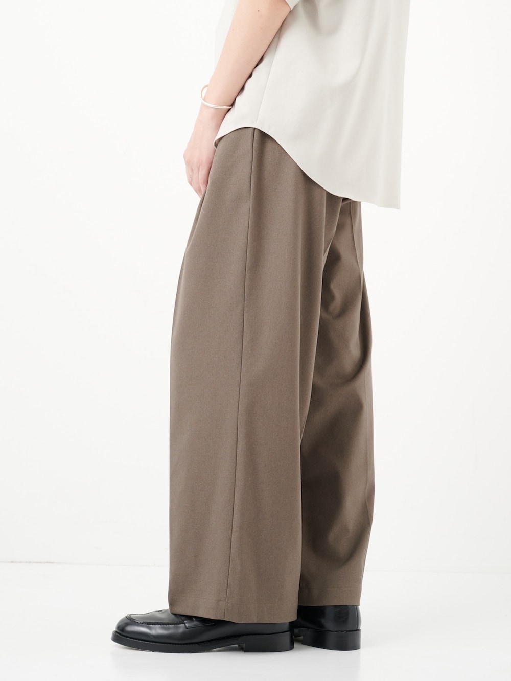 グリーン系のスラックスを着用したメンズの夏コーディネートの5枚目の写真