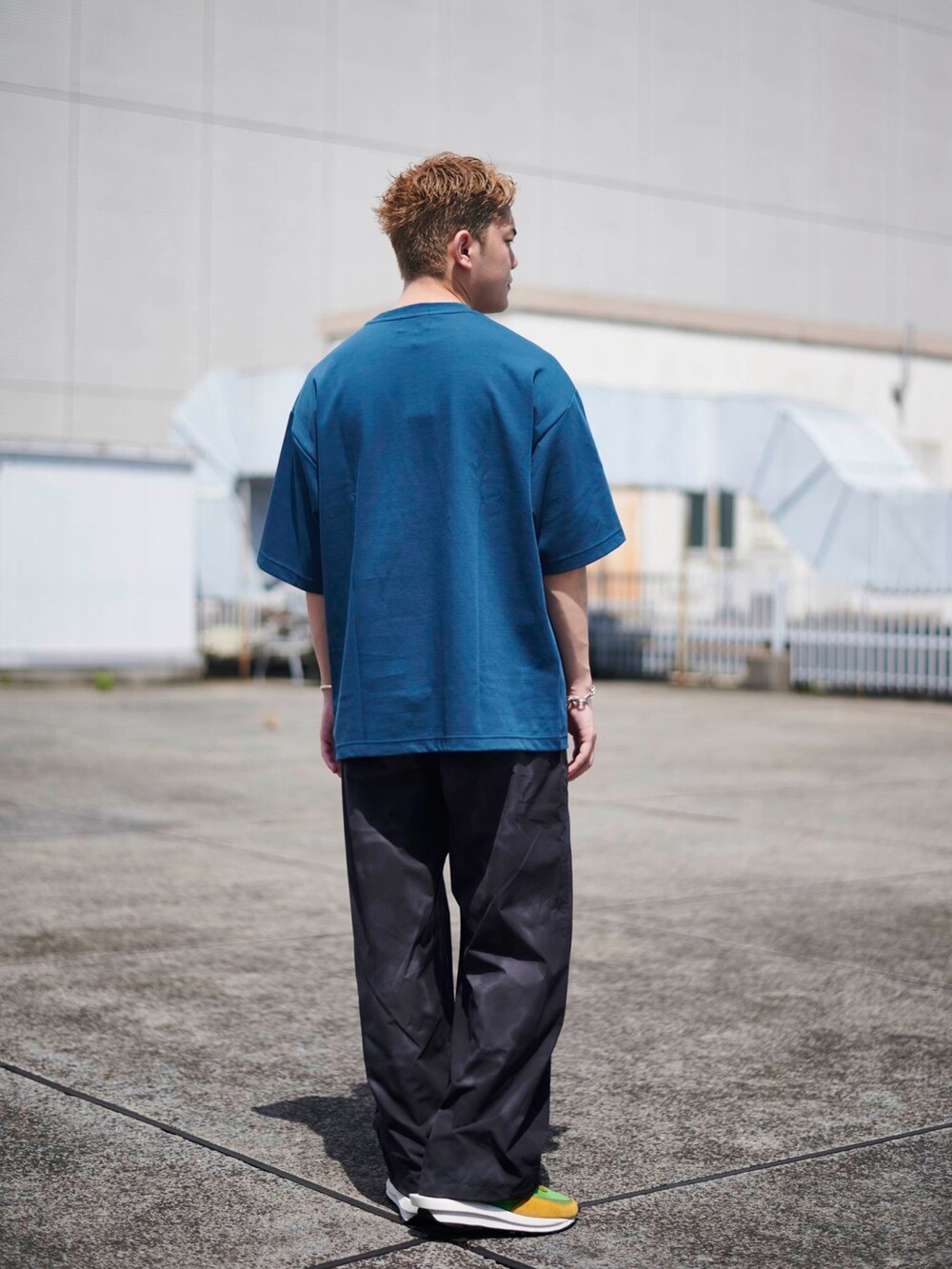 ブルー系のTシャツ/カットソーを着用したメンズの夏コーディネートの3枚目の写真