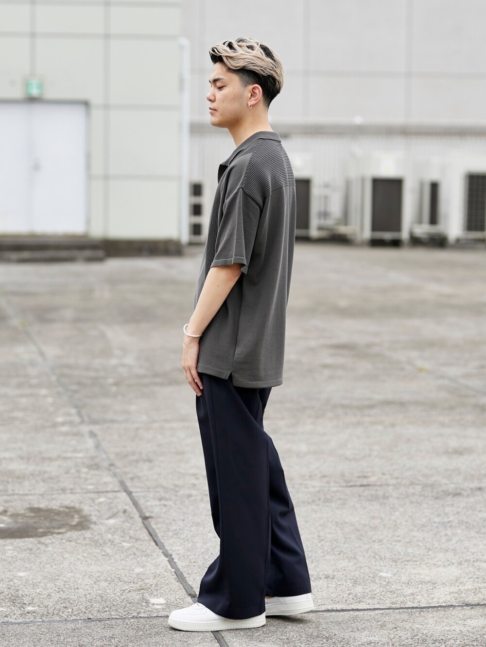 グレー系のポロシャツを着用したメンズの春コーディネートの2枚目の写真