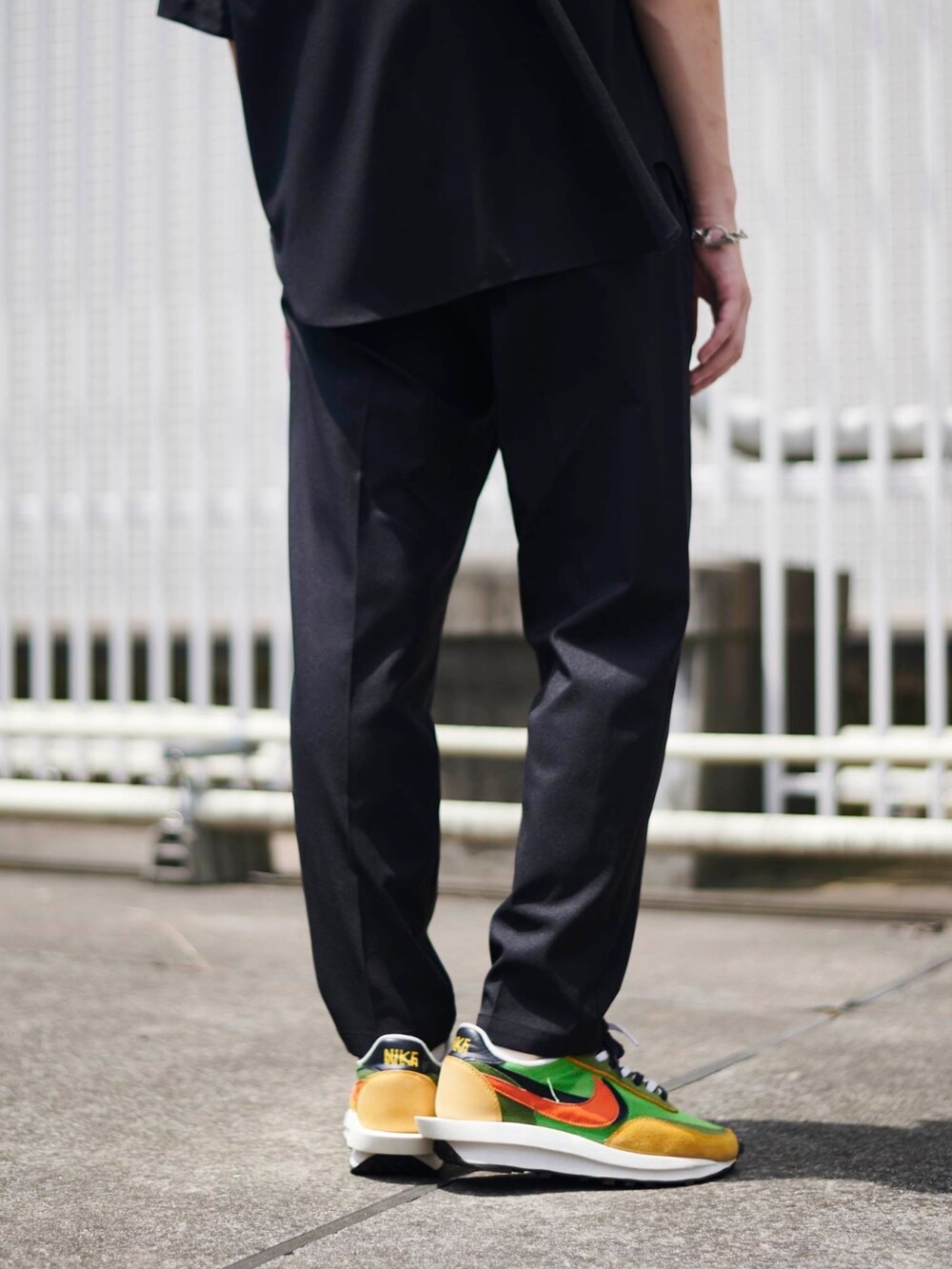 ブラック系のスラックスを着用したメンズの夏コーディネートの5枚目の写真