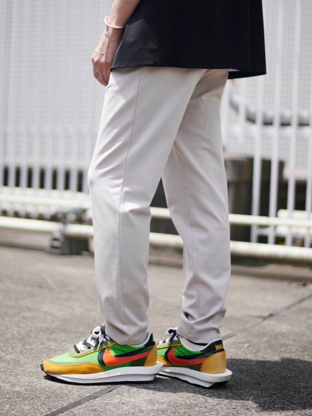 ベージュ系のスラックスを着用したメンズの夏コーディネートの4枚目の写真