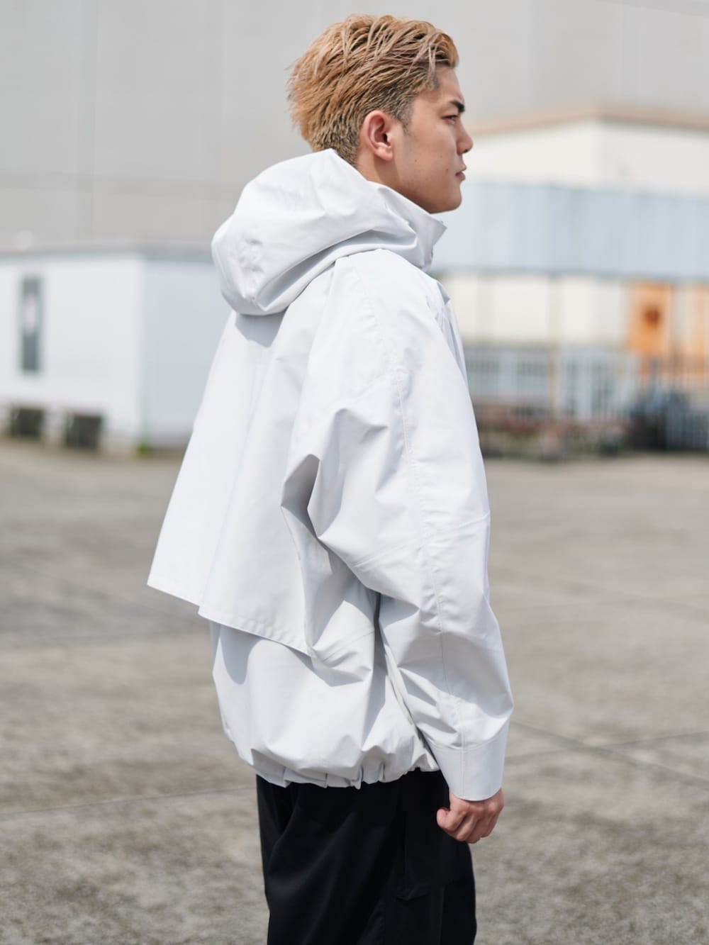 ホワイト系のマウンテンパーカーを着用したメンズの秋コーディネートの4枚目の写真