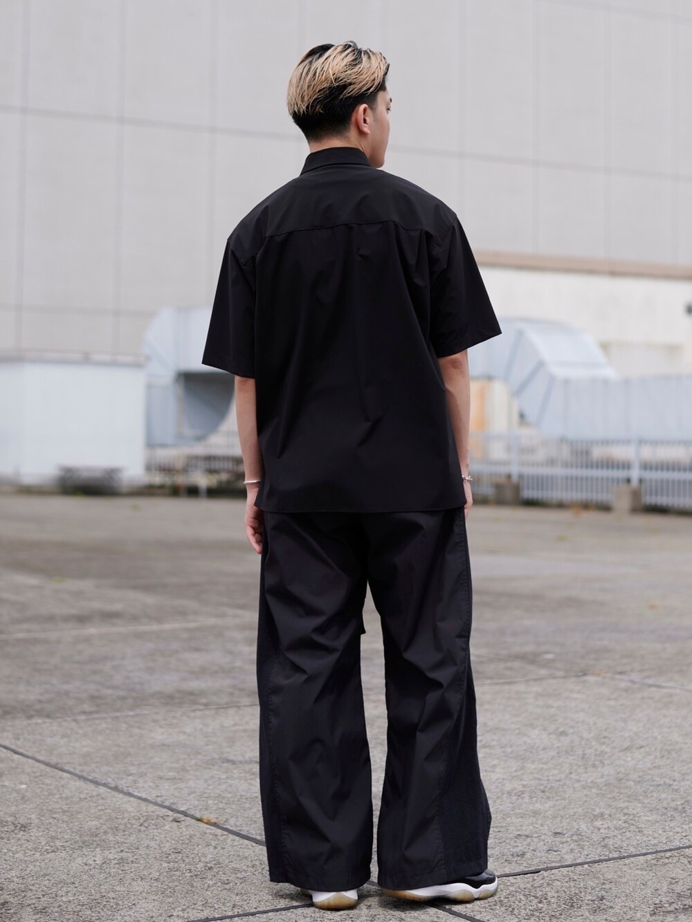 ブラック系のシャツ/ブラウスを着用したメンズの春コーディネートの3枚目の写真