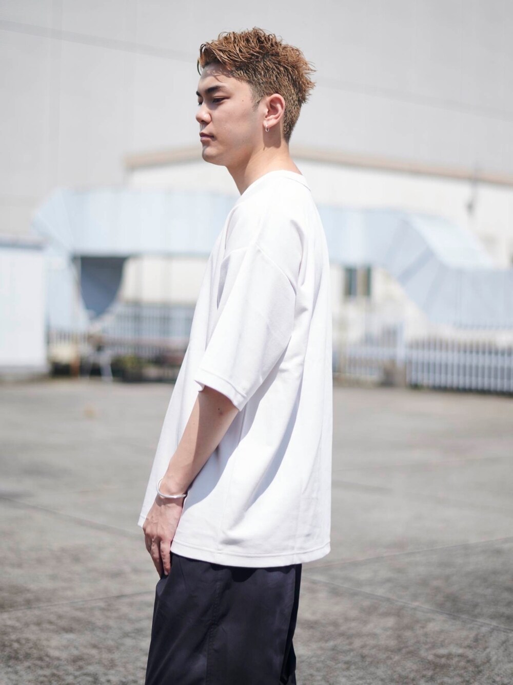 ホワイト系のTシャツ/カットソーを着用したメンズの夏コーディネートの4枚目の写真