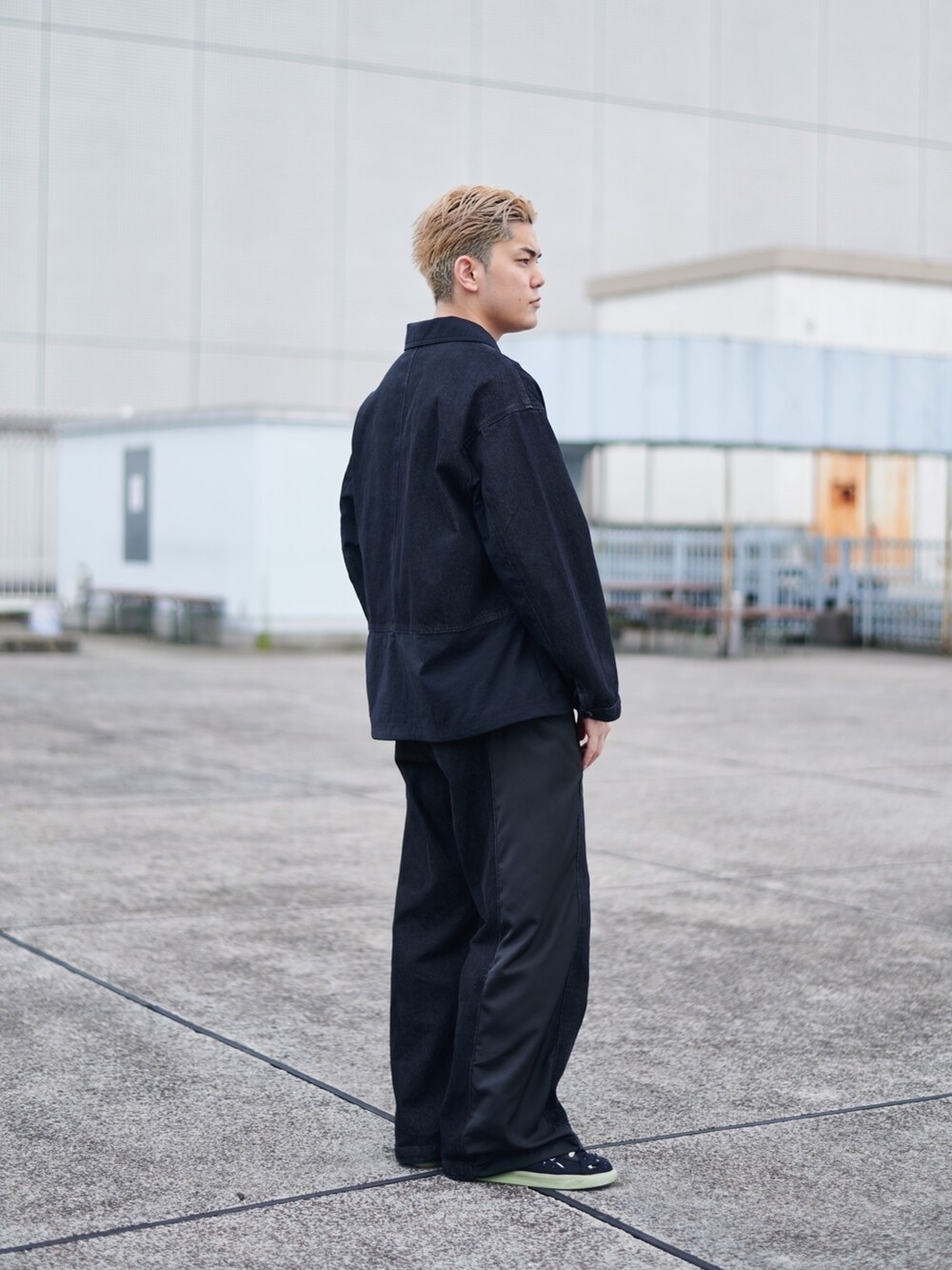 ブラック系のブルゾンを着用したメンズの秋コーディネートの2枚目の写真