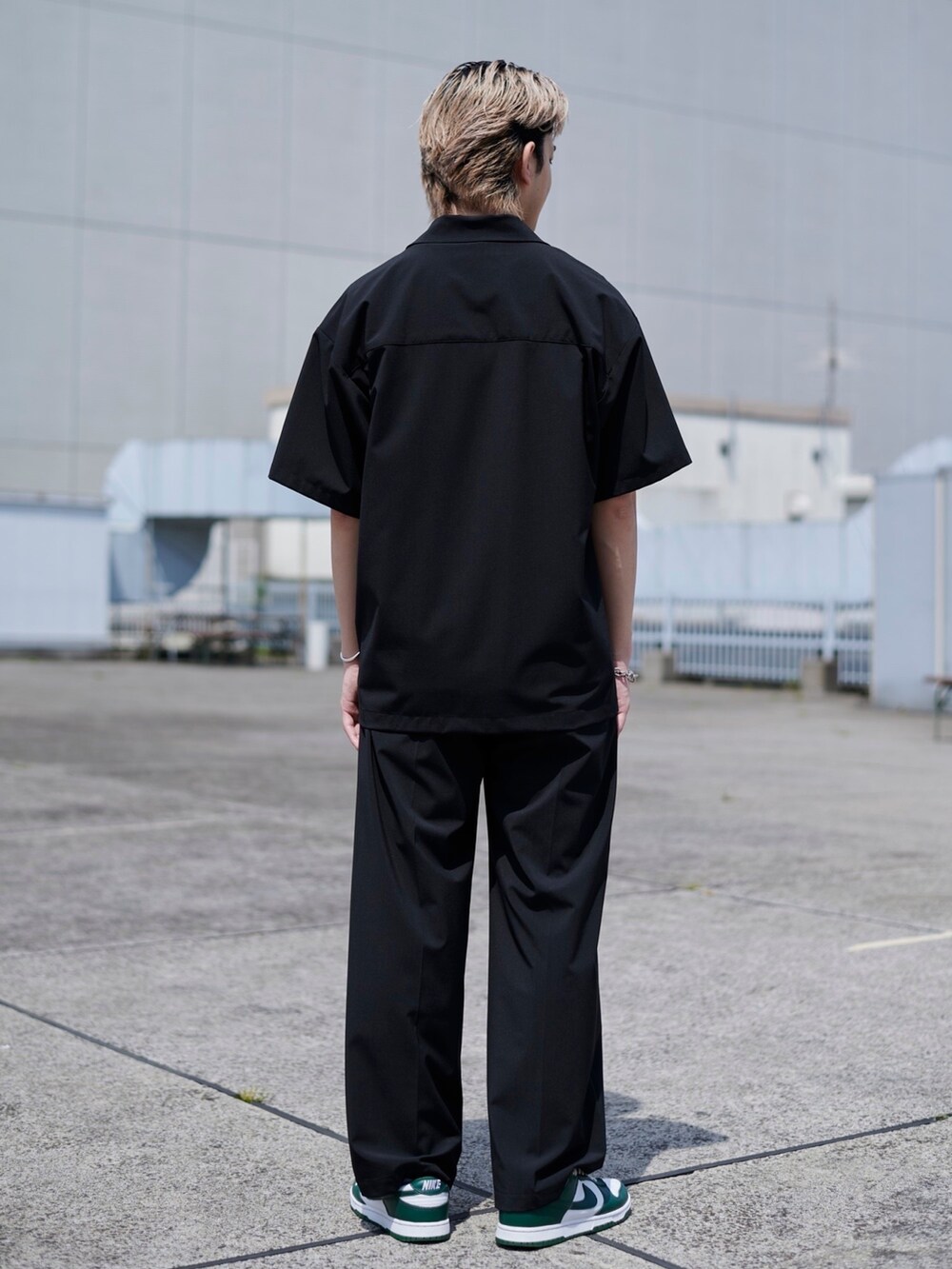 ブラック系のテーラードジャケットを着用したメンズの春コーディネートの3枚目の写真