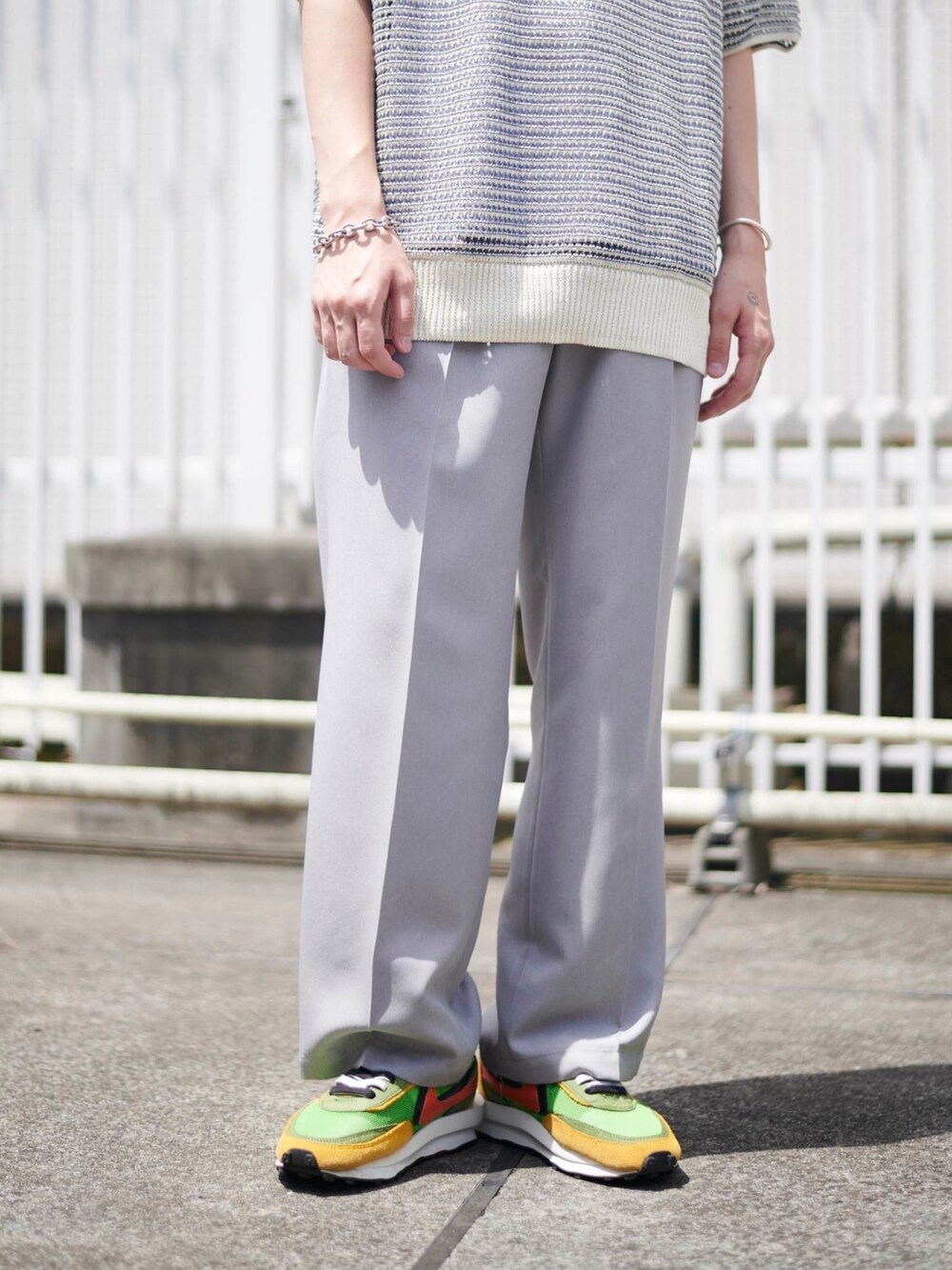 グレー系のスラックスを着用したメンズの夏コーディネートの4枚目の写真