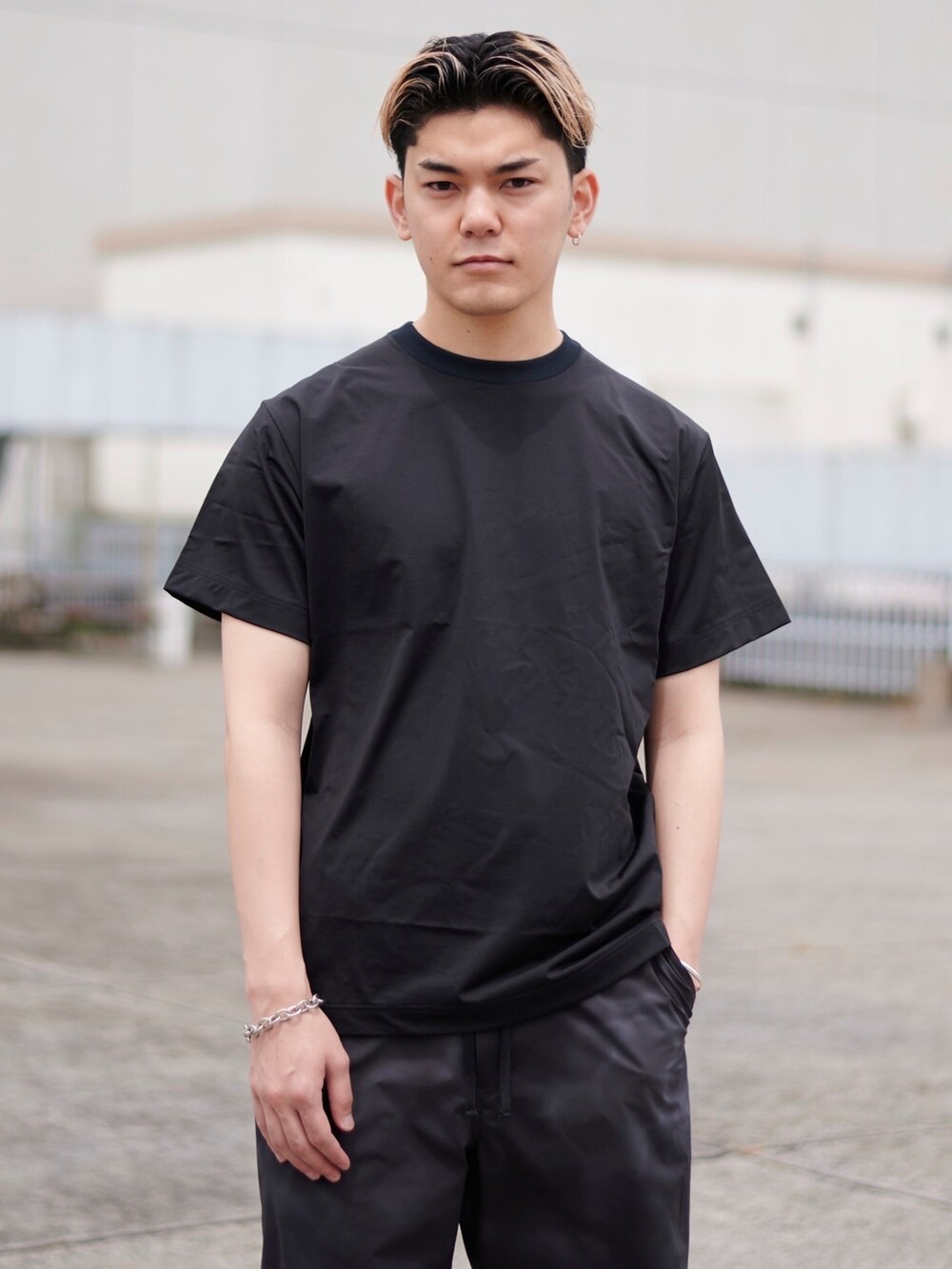 ブラック系のTシャツ/カットソーを着用したメンズの春コーディネートの4枚目の写真