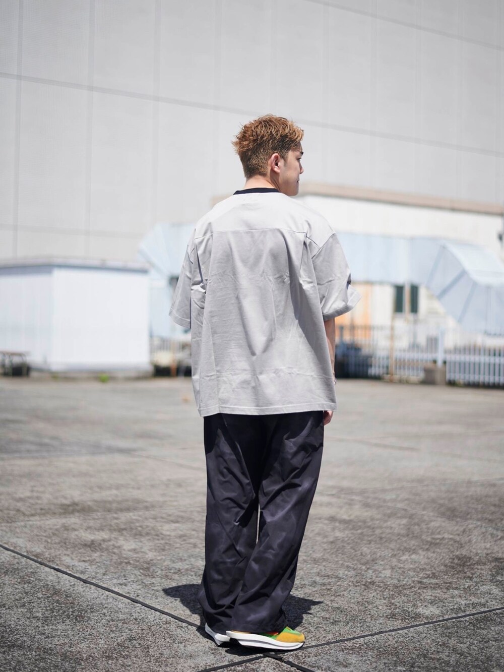 ホワイト系のTシャツ/カットソーを着用したメンズの夏コーディネートの3枚目の写真