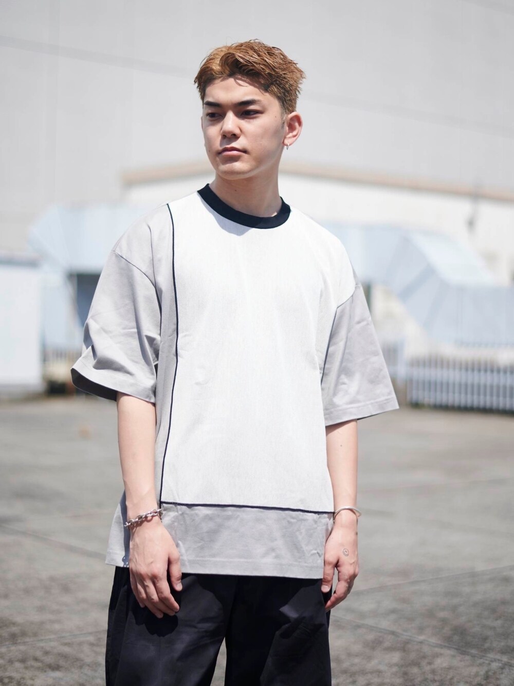 ホワイト系のTシャツ/カットソーを着用したメンズの夏コーディネートの4枚目の写真