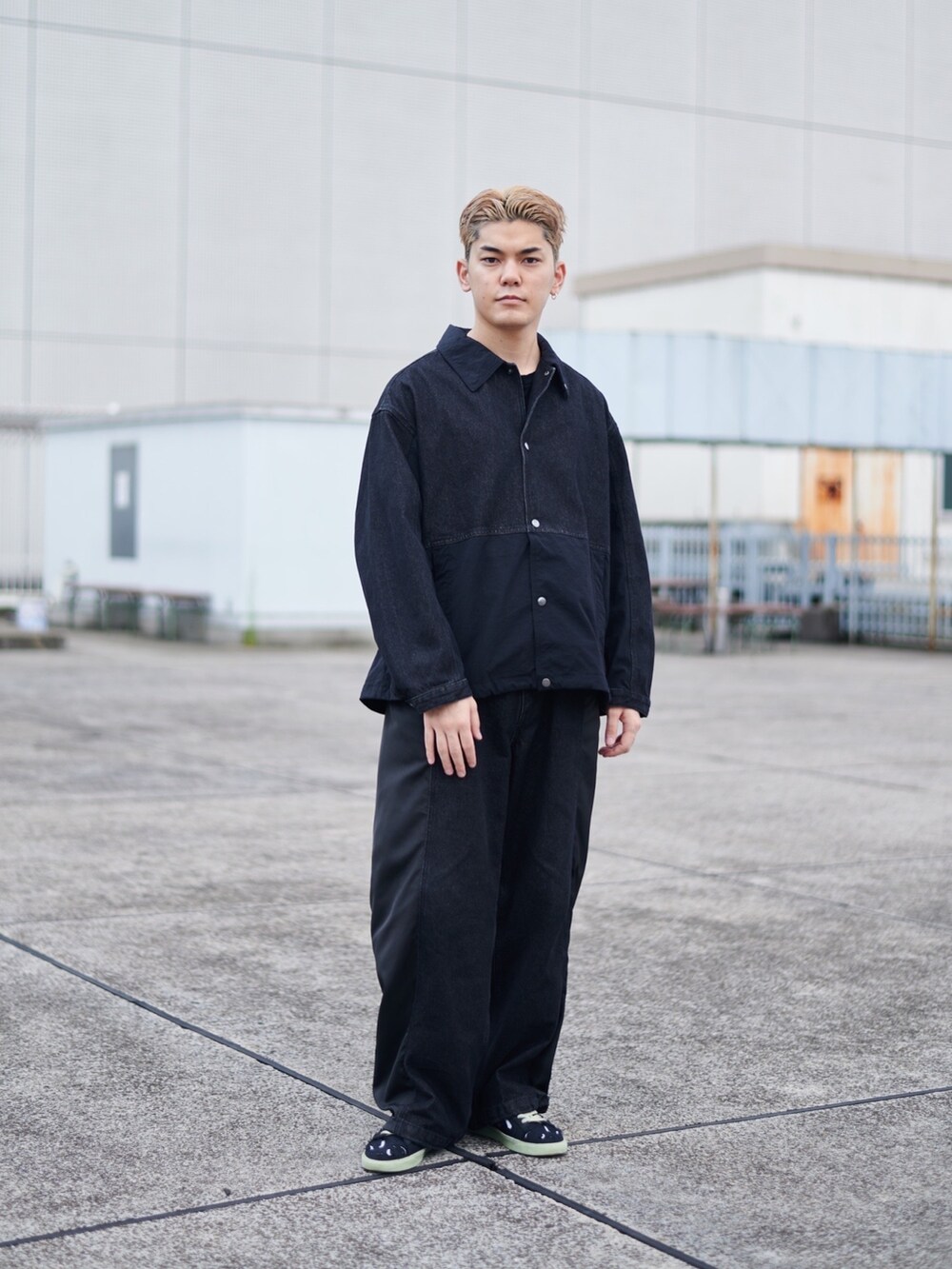 ブラック系のブルゾンを着用したメンズの秋コーディネートの5枚目の写真