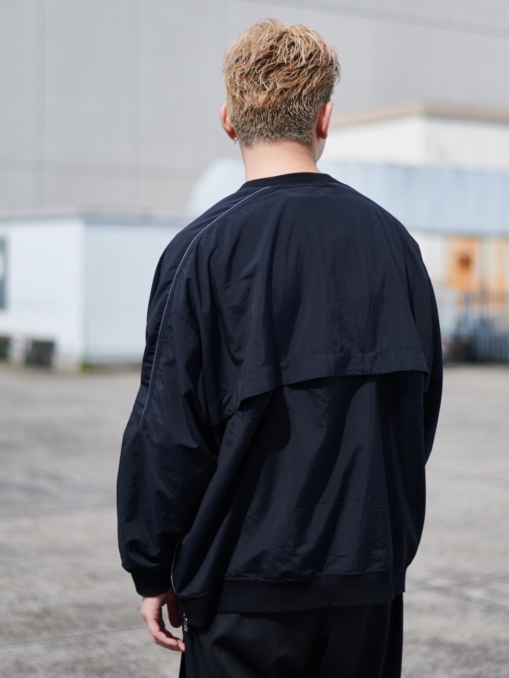 ブラック系のブルゾンを着用したメンズの秋コーディネートの5枚目の写真