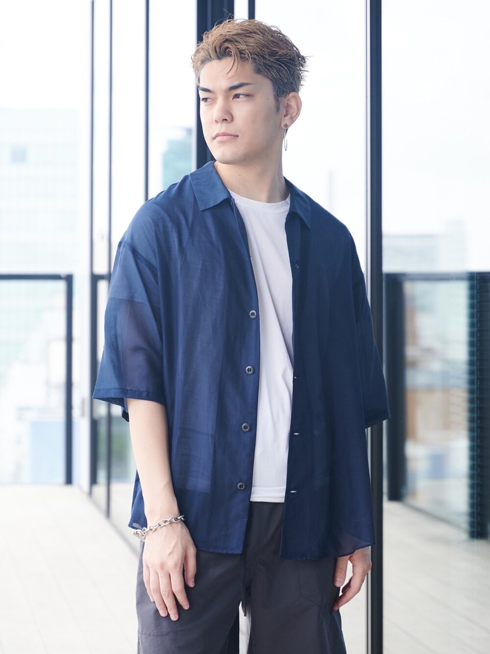 ブルー系のシャツ/ブラウスを着用したメンズの夏コーディネートの3枚目の写真