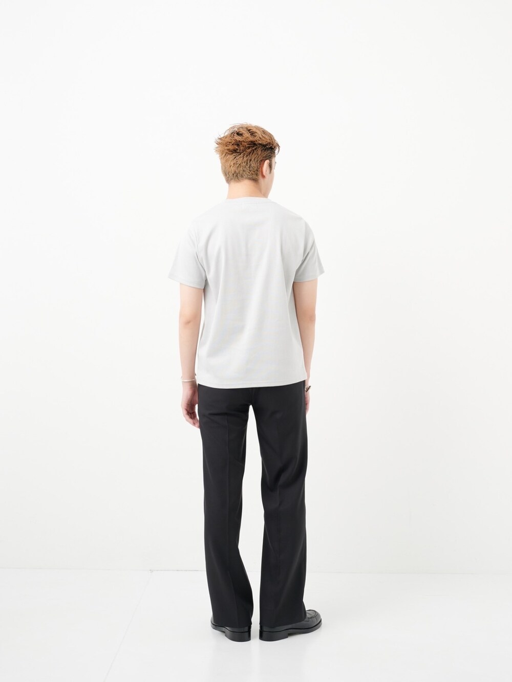 グリーン系のTシャツ/カットソーを着用したメンズの夏コーディネートの2枚目の写真