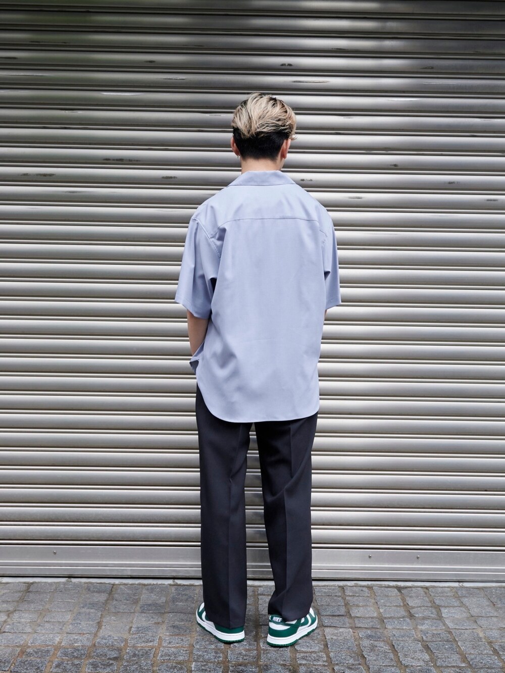 ブルー系のシャツ/ブラウスを着用したメンズの夏コーディネートの3枚目の写真