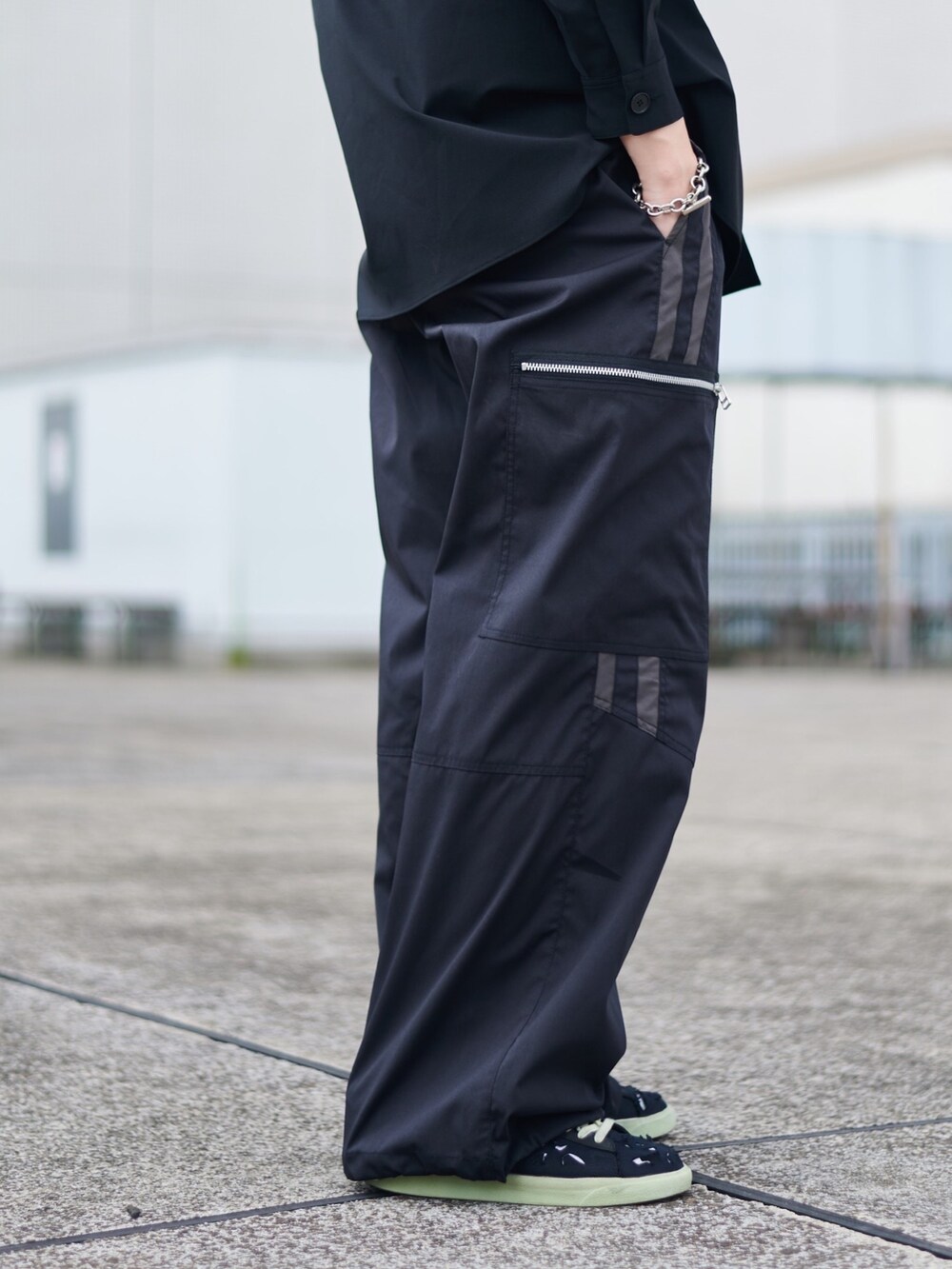 ブラック系のカーゴパンツを着用したメンズの秋コーディネートの5枚目の写真