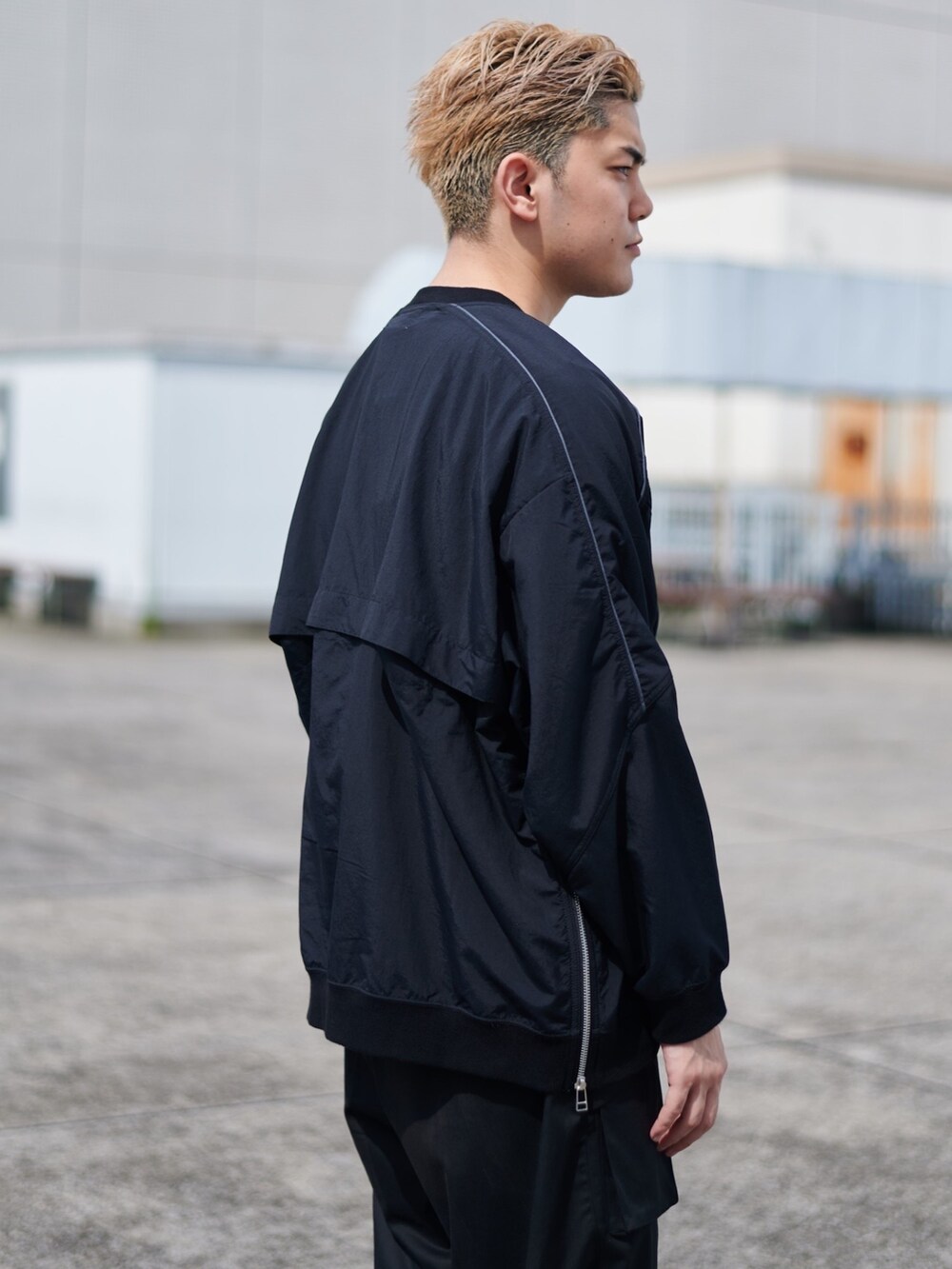 ブラック系のブルゾンを着用したメンズの秋コーディネートの4枚目の写真