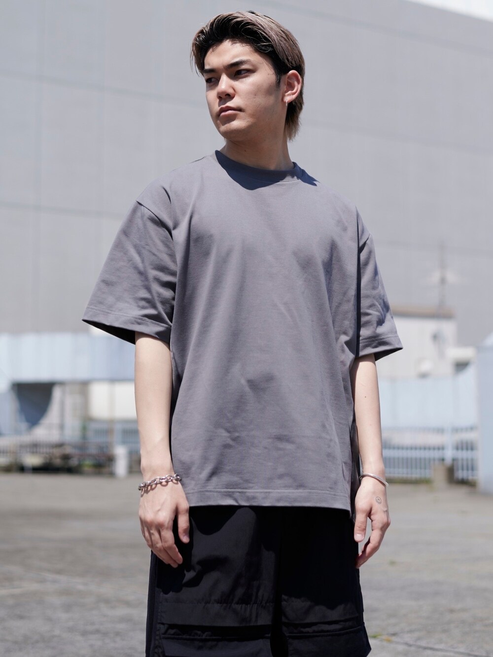グレー系のTシャツ/カットソーを着用したメンズの春コーディネートの2枚目の写真