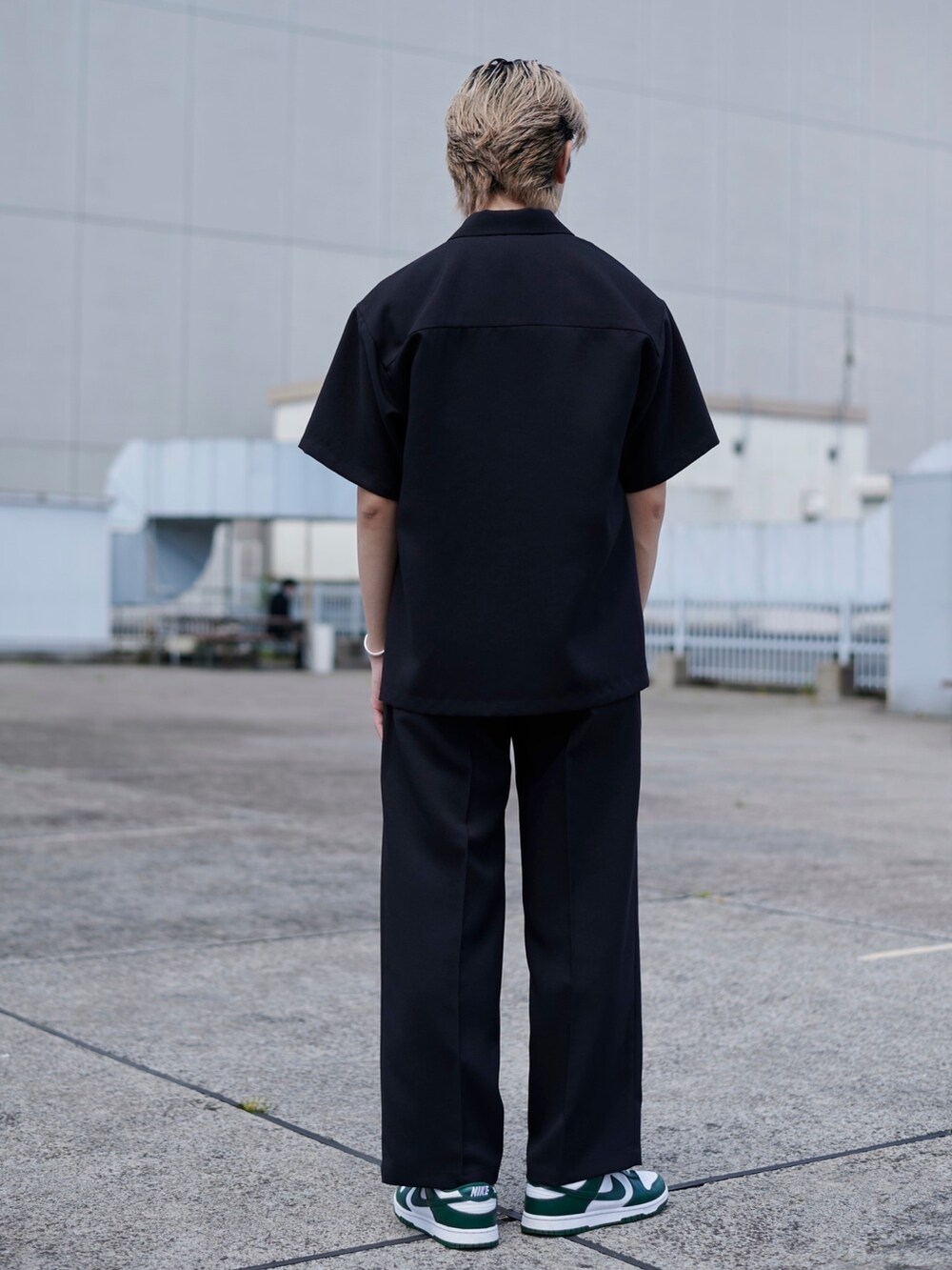 ブラック系のテーラードジャケットを着用したメンズの春コーディネートの5枚目の写真