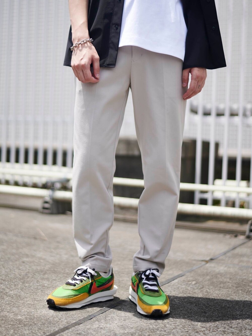ベージュ系のスラックスを着用したメンズの夏コーディネートの3枚目の写真