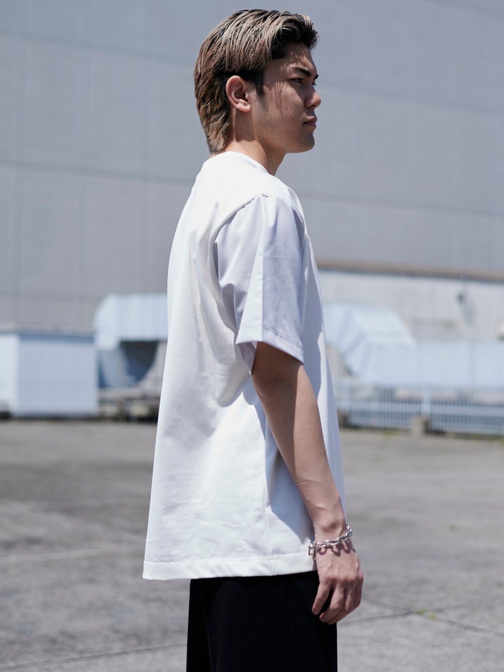 ホワイト系のTシャツ/カットソーを着用したメンズの春コーディネートの3枚目の写真