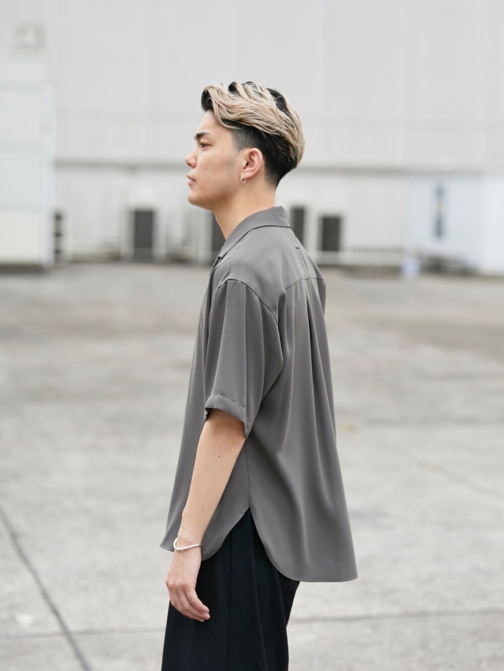 グレー系のシャツ/ブラウスを着用したメンズの春コーディネートの5枚目の写真