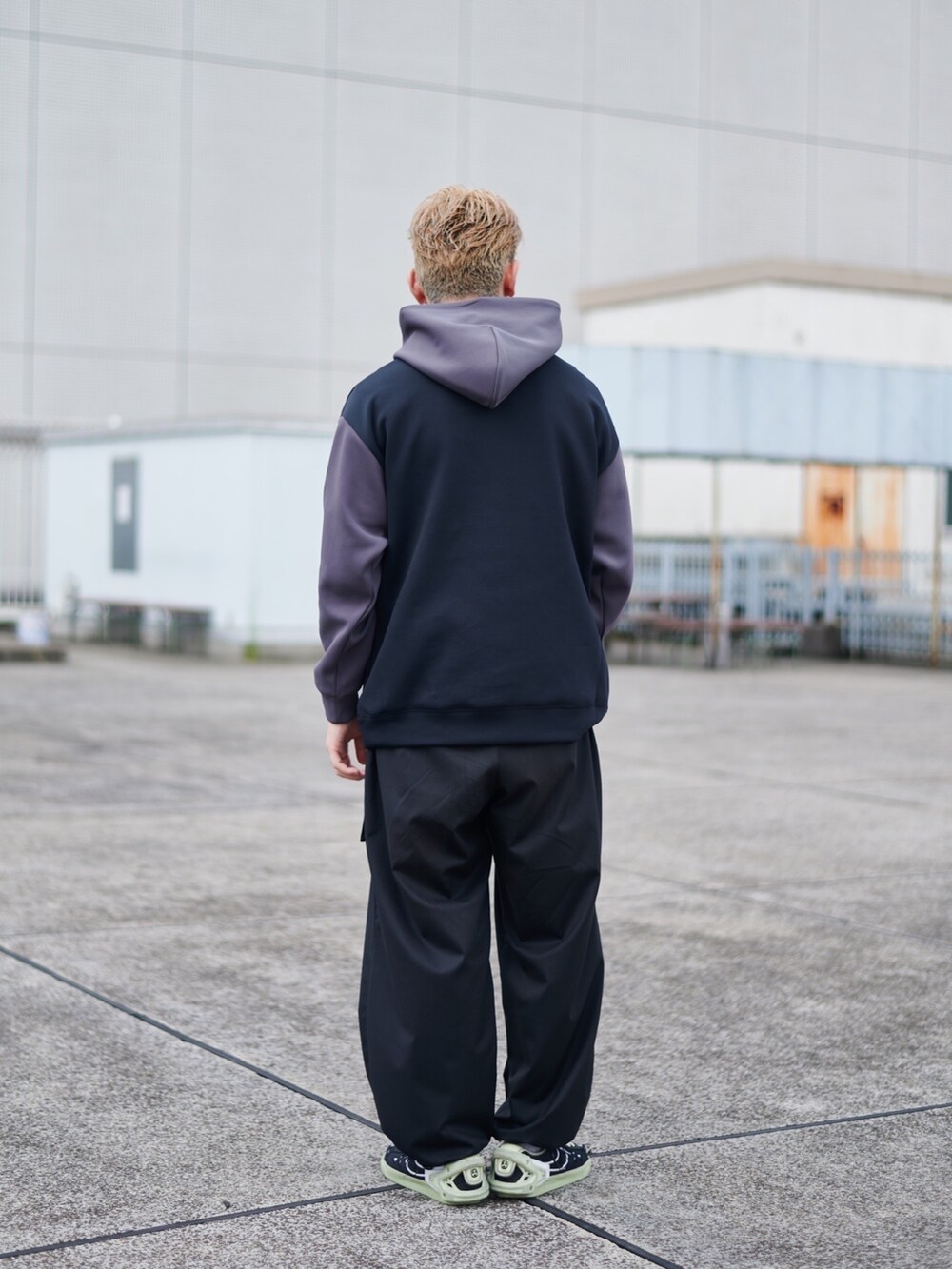 ブラック系のパーカーを着用したメンズの秋コーディネートの3枚目の写真