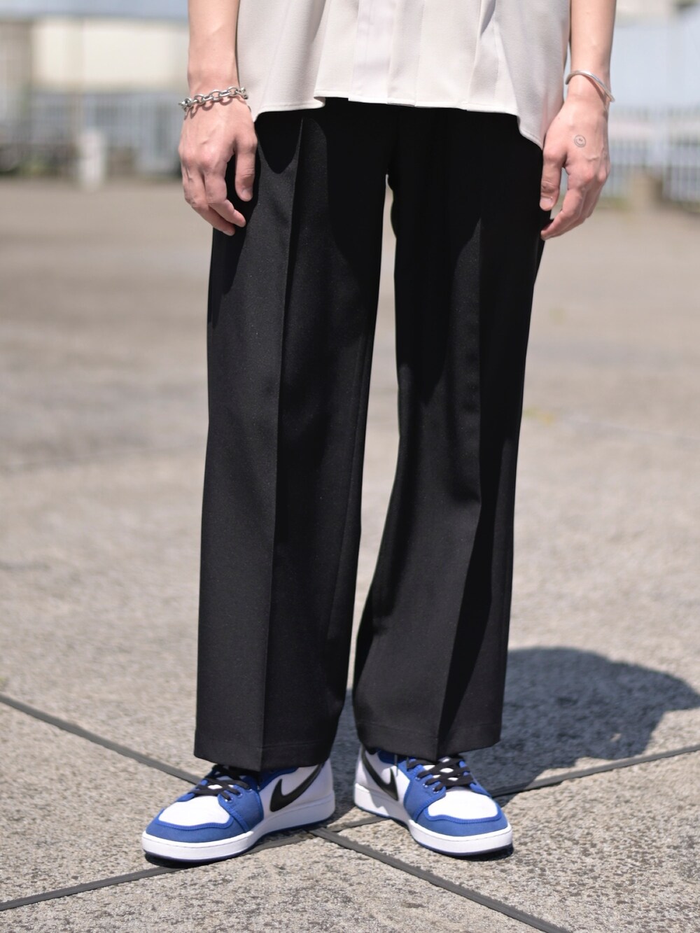 ベージュ系のシャツ/ブラウス、ブラック系のスラックスを着用したメンズの春コーディネートの3枚目の写真