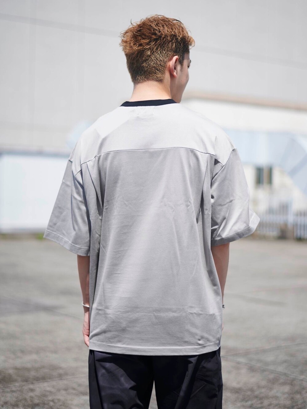 ホワイト系のTシャツ/カットソーを着用したメンズの夏コーディネートの5枚目の写真