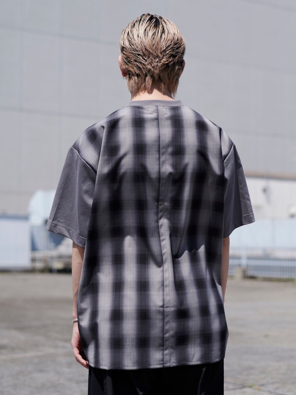 グレー系のTシャツ/カットソーを着用したメンズの春コーディネートの5枚目の写真