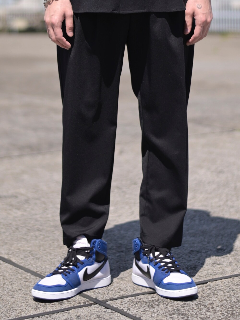 ブラック系のシャツ/ブラウス、ブラック系のスラックスを着用したメンズの春コーディネートの3枚目の写真