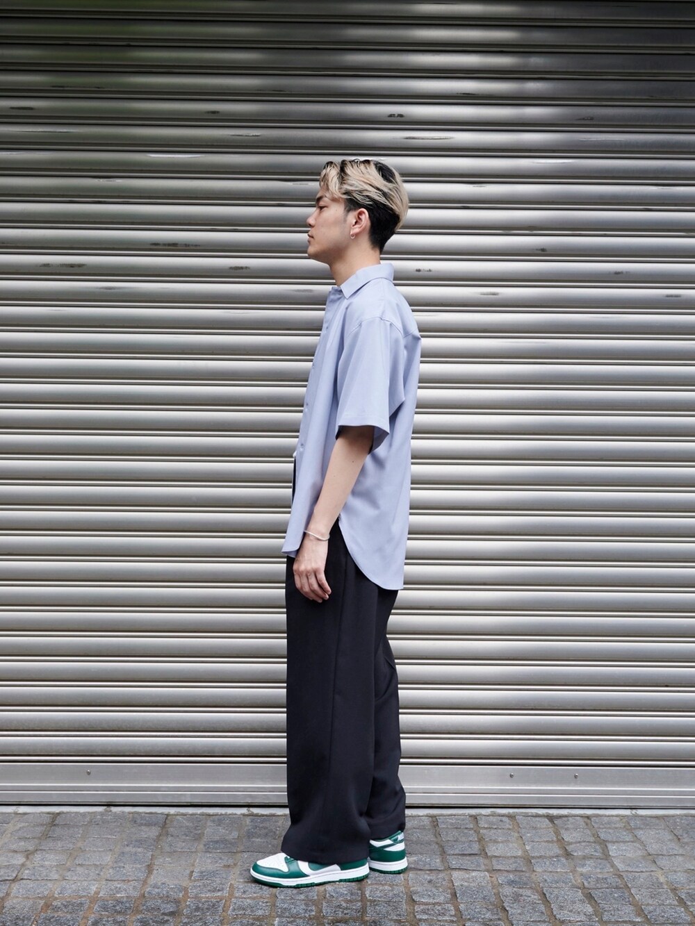 ブルー系のシャツ/ブラウスを着用したメンズの夏コーディネートの2枚目の写真