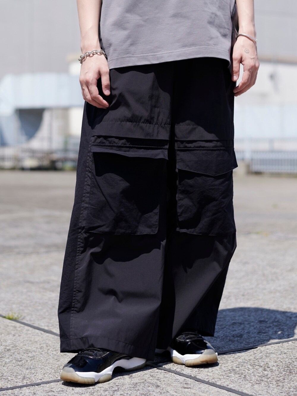 ブラック系のカーゴパンツを着用したメンズの春コーディネートの3枚目の写真