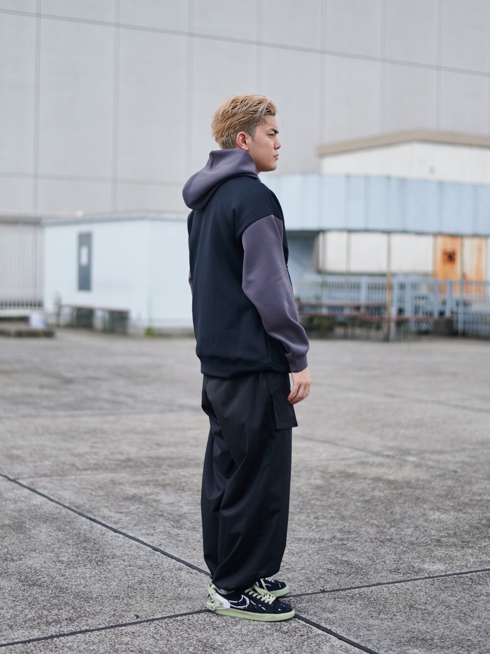 ブラック系のパーカーを着用したメンズの秋コーディネートの2枚目の写真