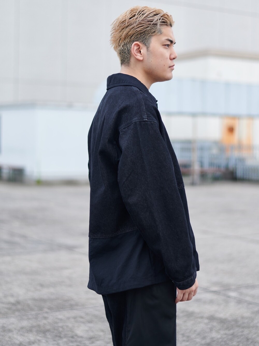 ブラック系のブルゾンを着用したメンズの秋コーディネートの4枚目の写真