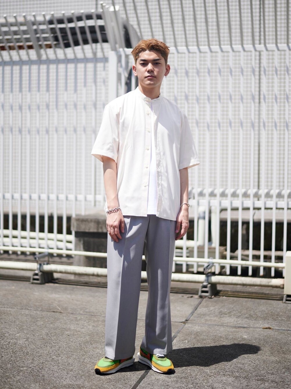 ホワイト系のシャツ/ブラウスを着用したメンズの夏コーディネートの5枚目の写真