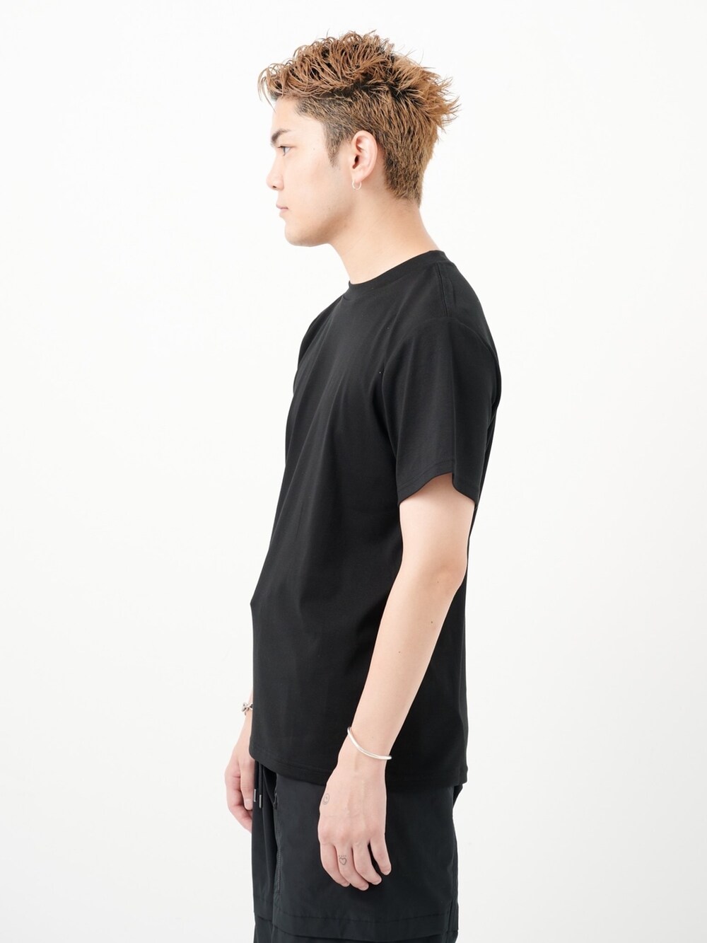 ブラック系のTシャツ/カットソーを着用したメンズの夏コーディネートの4枚目の写真