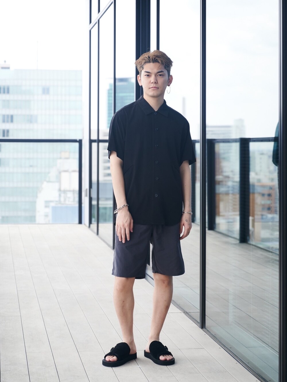 ブラック系のシャツ/ブラウスを着用したメンズの夏コーディネートの5枚目の写真
