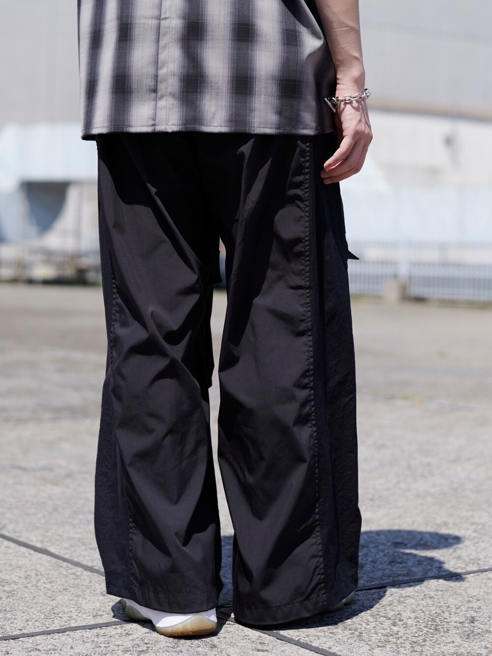 ブラック系のカーゴパンツを着用したメンズの春コーディネートの5枚目の写真