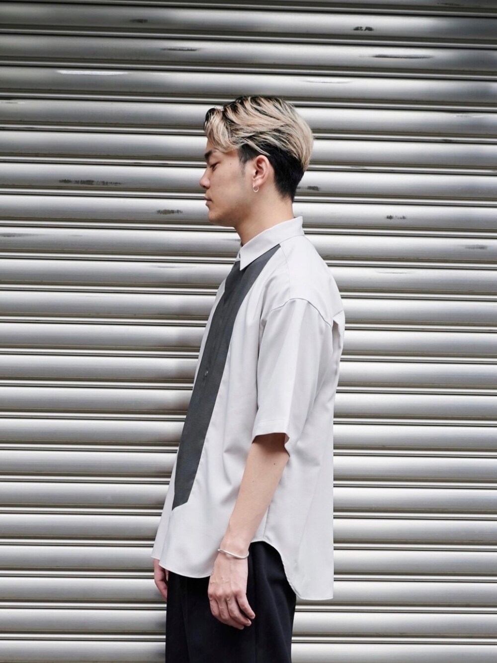 ベージュ系のシャツ/ブラウス、ブラック系のスラックスを着用したメンズの夏コーディネートの4枚目の写真