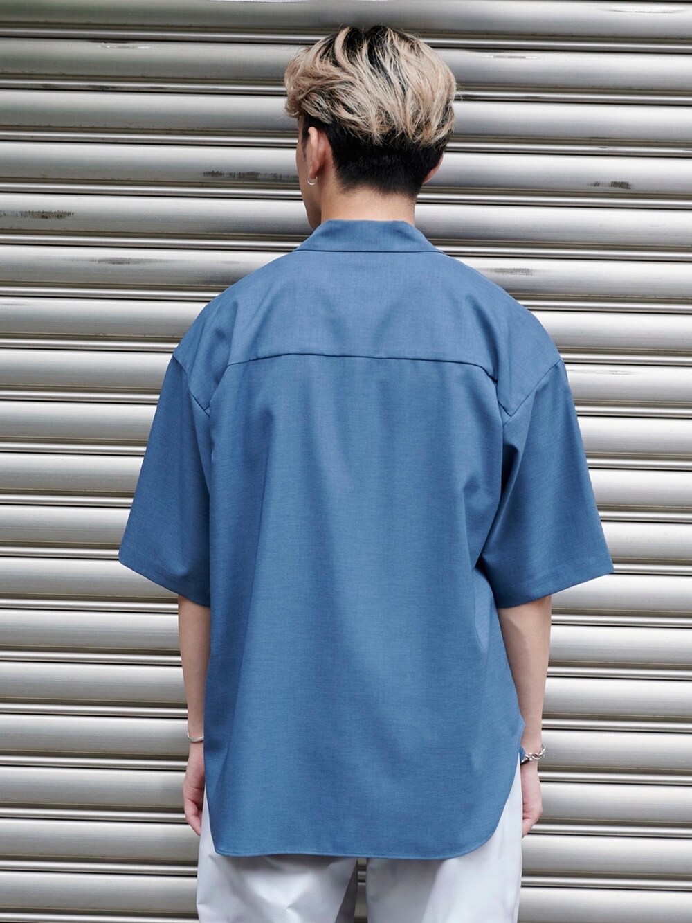 ブルー系のシャツ/ブラウスを着用したメンズの夏コーディネートの5枚目の写真