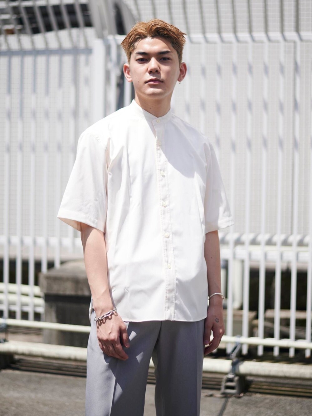 ホワイト系のシャツ/ブラウスを着用したメンズの夏コーディネートの4枚目の写真