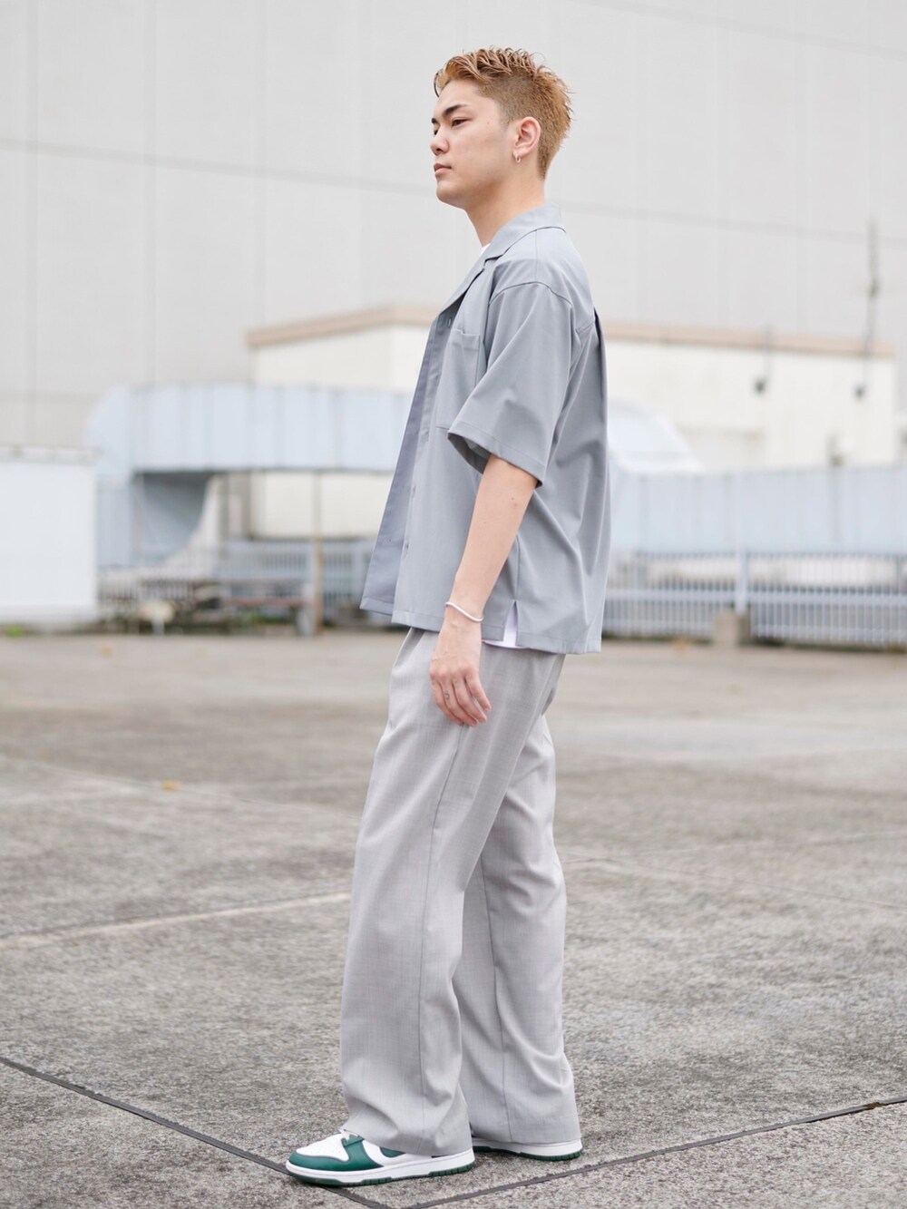 グレー系のシャツ/ブラウスを着用したメンズの夏コーディネートの2枚目の写真