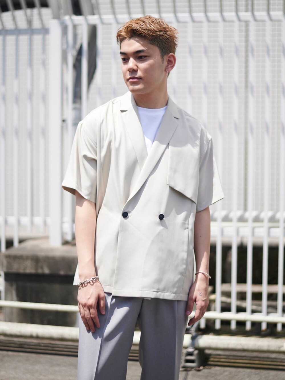 グレー系のテーラードジャケットを着用したメンズの夏コーディネートの4枚目の写真