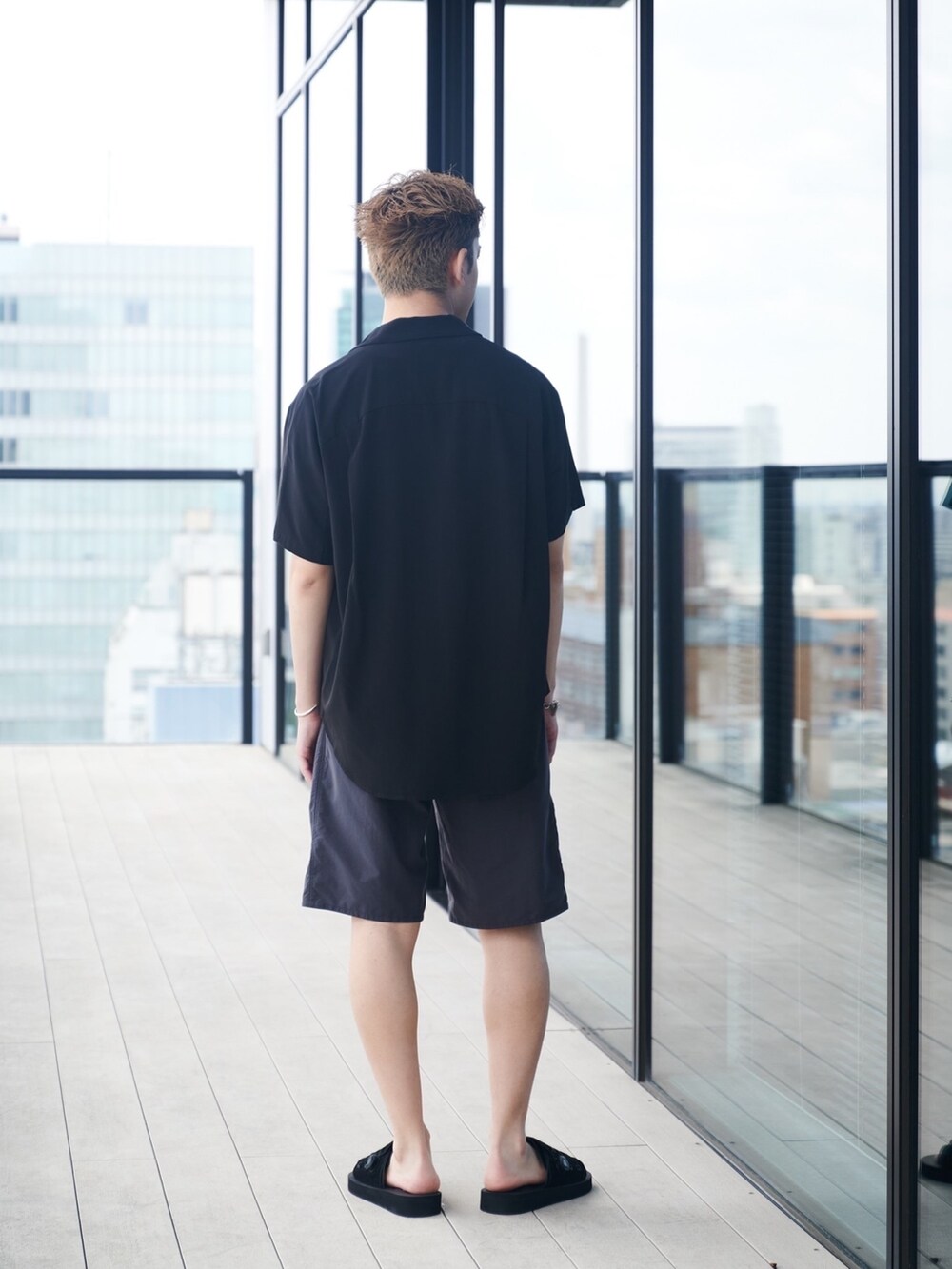 ブラック系のシャツ/ブラウスを着用したメンズの夏コーディネートの3枚目の写真