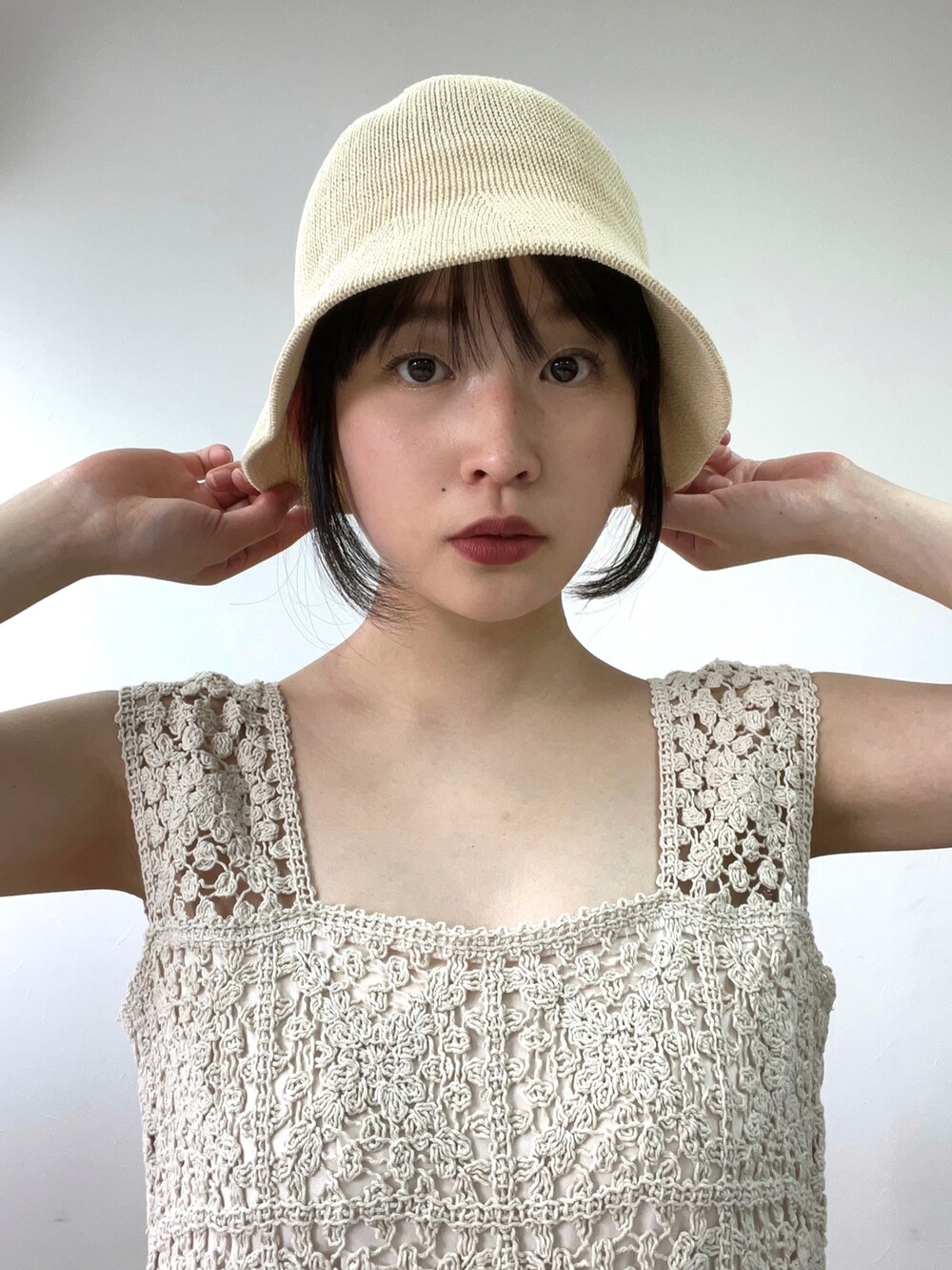 ベージュ系のワンピース、ベージュ系のハットを着用したレディースの春コーディネートの3枚目の写真